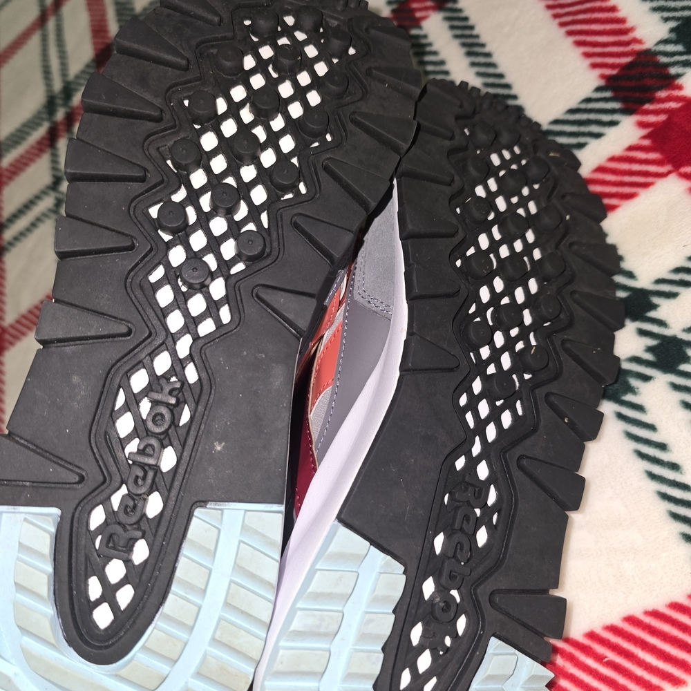 Reebok Women's Sneakers in Gray, Red, and Blue - Picture 7 of 9
